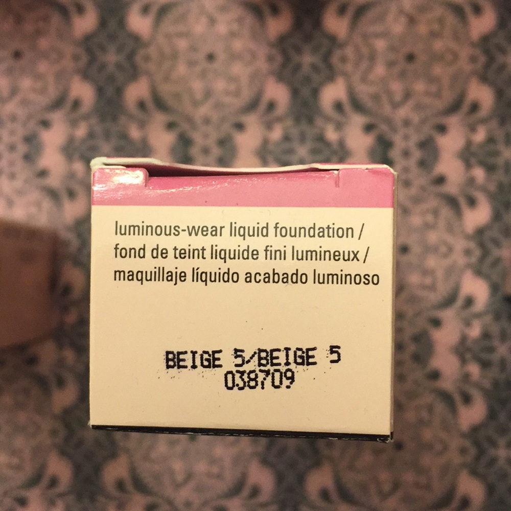 Mary Kay Luminous-Wear Liquid Foundation - Picture 6 of 8